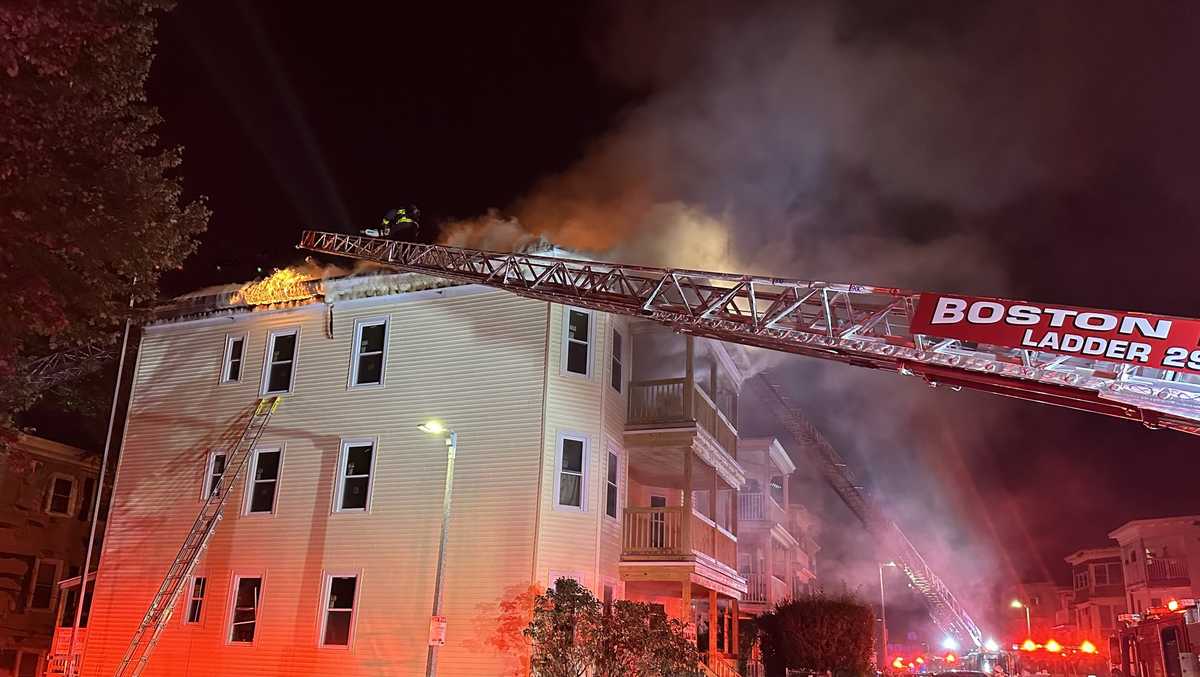 波士顿消防队扑灭火灾时，火焰从一栋住宅蔓延到另一栋住宅
