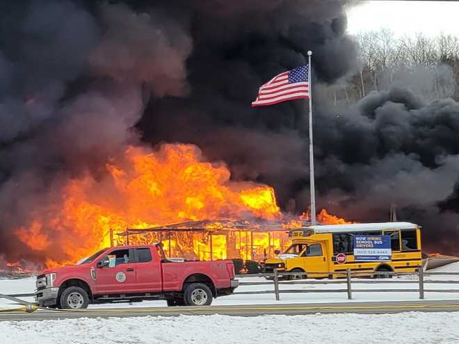 Los equipos luchan contra un gran incendio después de una explosión en Bradford, New Hampshire