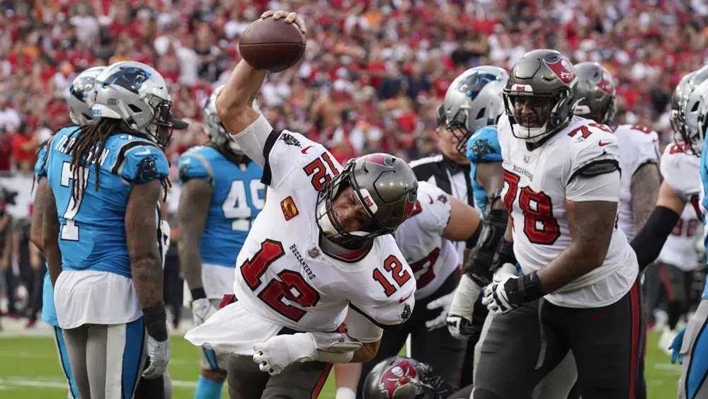 Tom Brady, Bucs rout Panthers 32-6 to clinch NFC South title