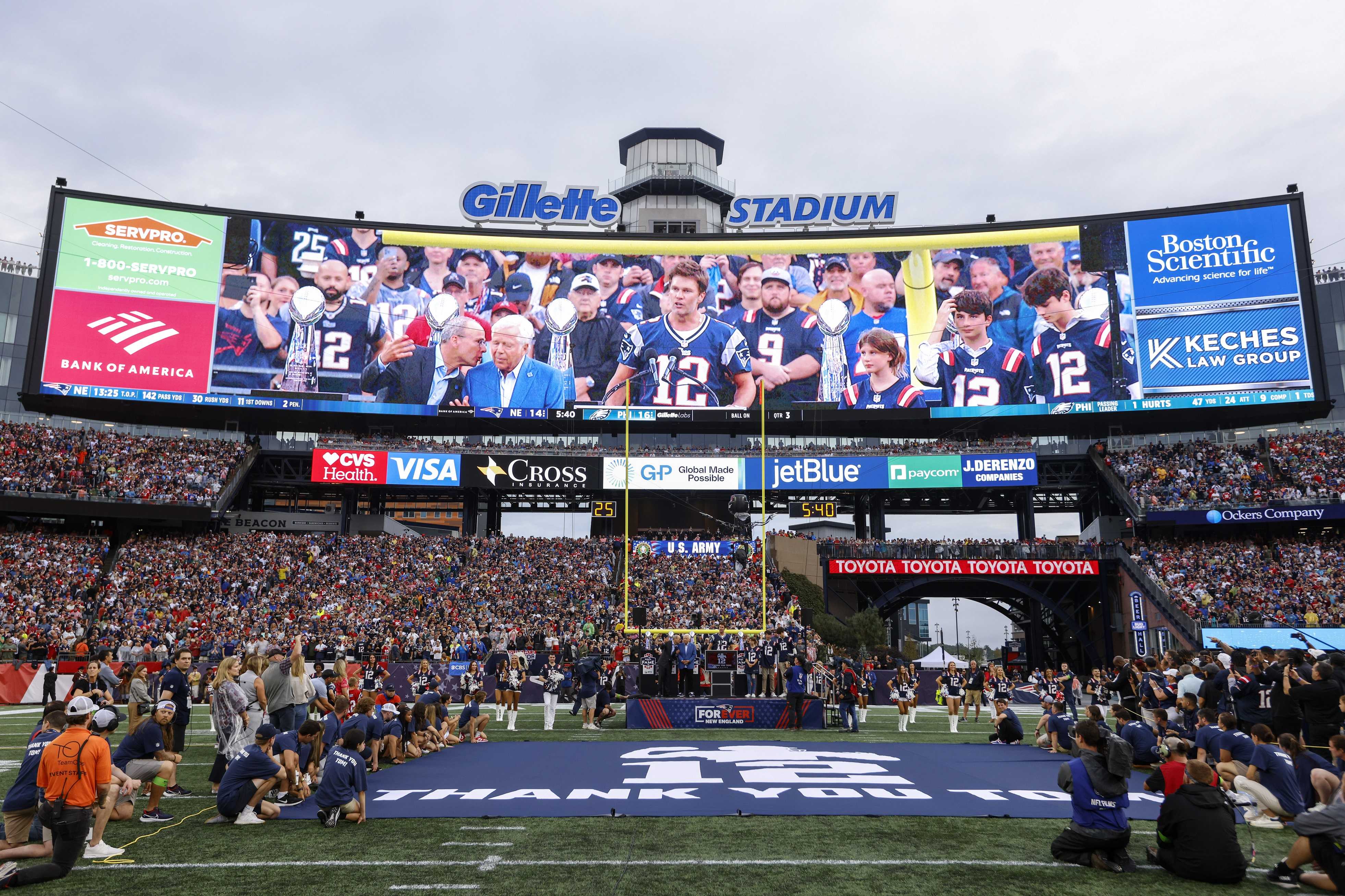 Patriots fans honor Brady at halftime during home opener