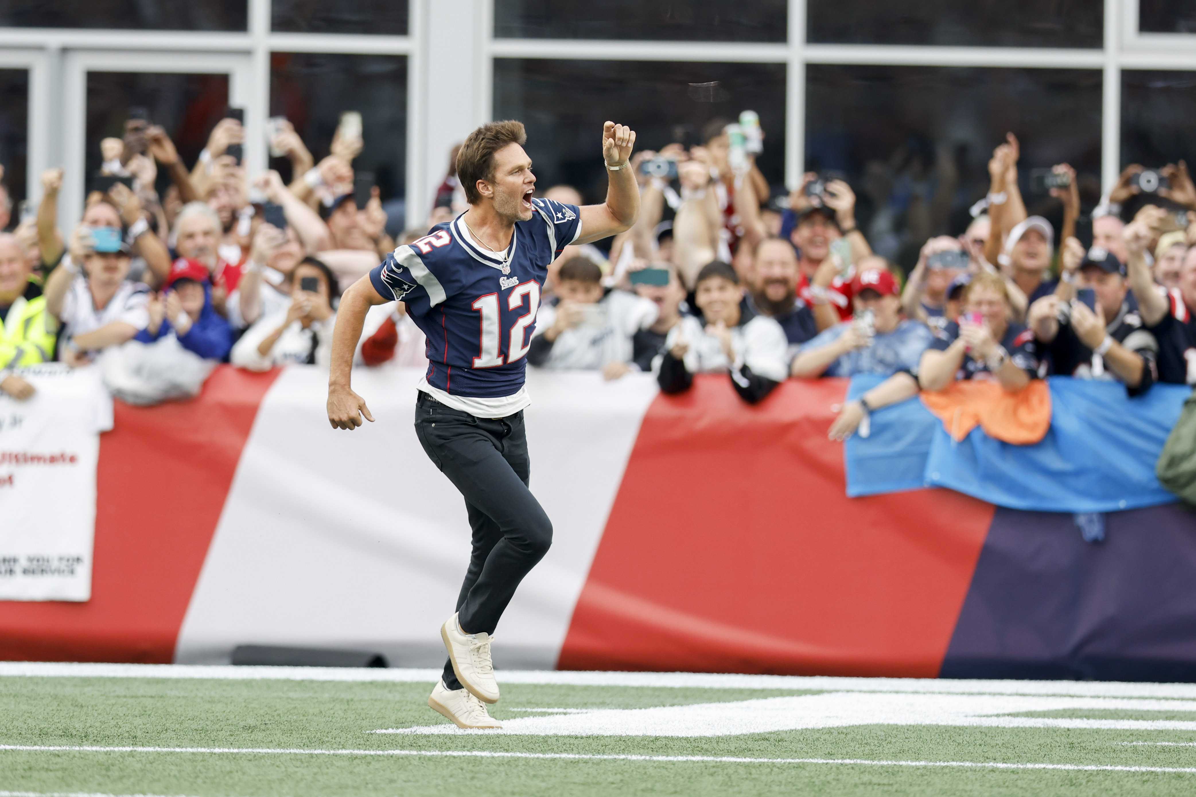 Patriots fans honor Brady at halftime during home opener