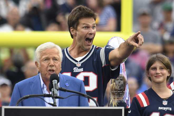 Patriots fans honor Brady at halftime during home opener