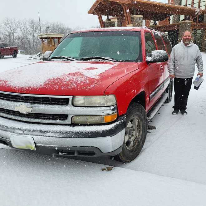 Daniel Bragg, de 46 años, condujo 849.000 millas en 2001 a través de una tormenta de nieve el jueves para reclamar el premio en la sede de la Lotería de Iowa en los suburbios de Cleve.