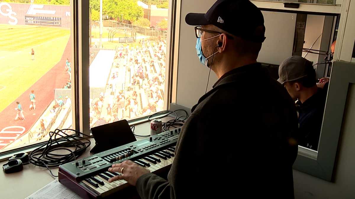 Atlanta Braves organist entertains fans at Southern baseball