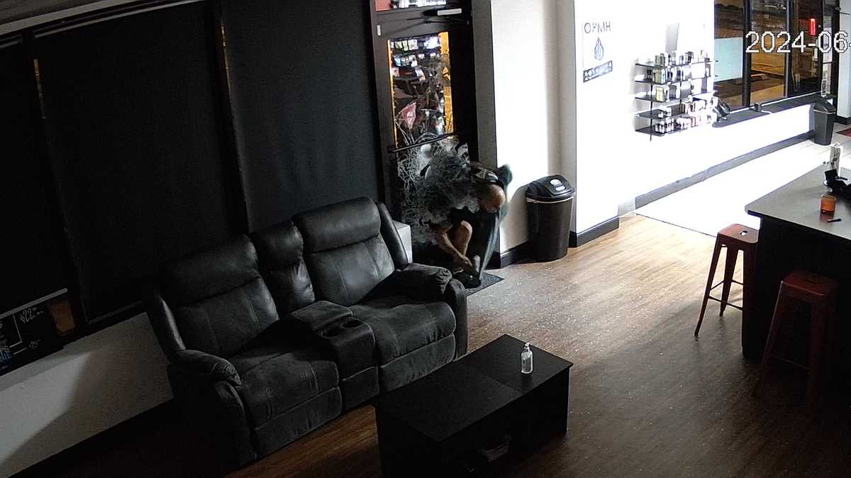 VIDEO: Hammer used to break into Louisville vape shop