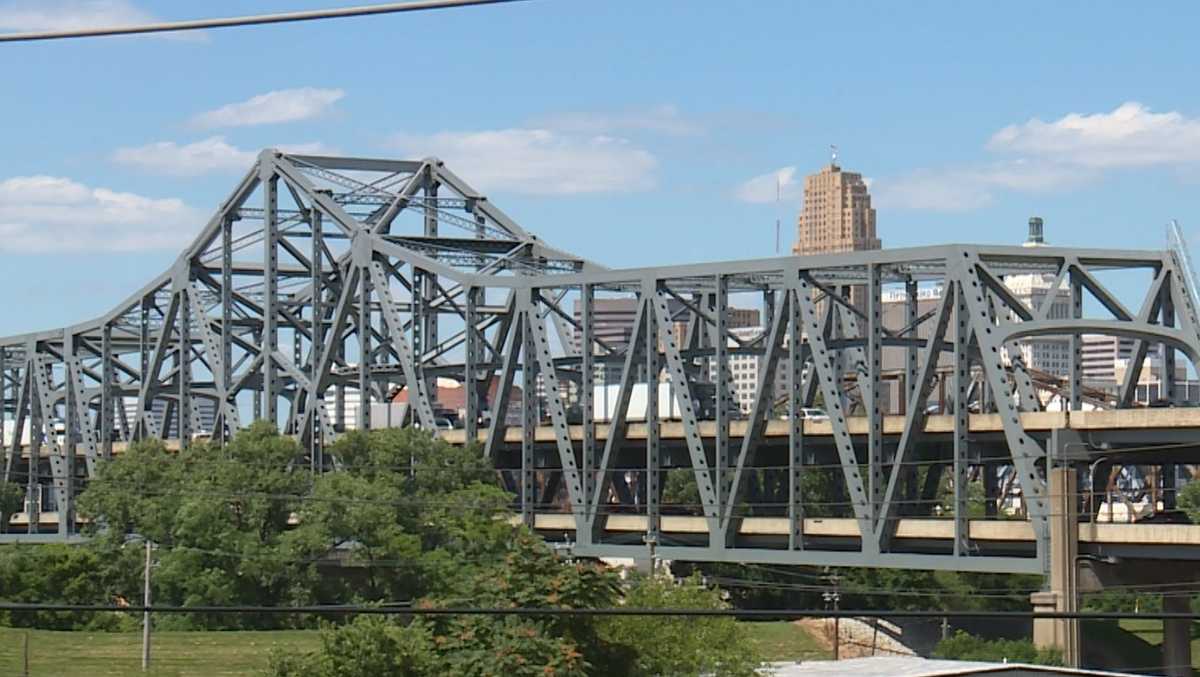 Overnight traffic impacts expected as crews survey Brent Spence Bridge deck