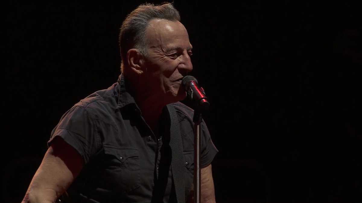 Bruce Springsteen performs marathon show at Gillette Stadium