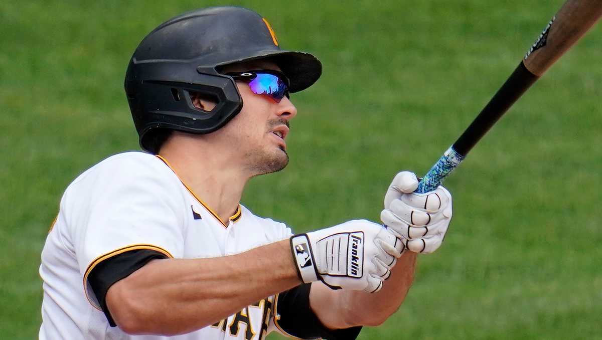 AP sources: Pirates, outfielder Bryan Reynolds agree to 8-year