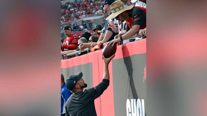 Watch: Bucs complete swap with Byron Kennedy for Tom Brady ball