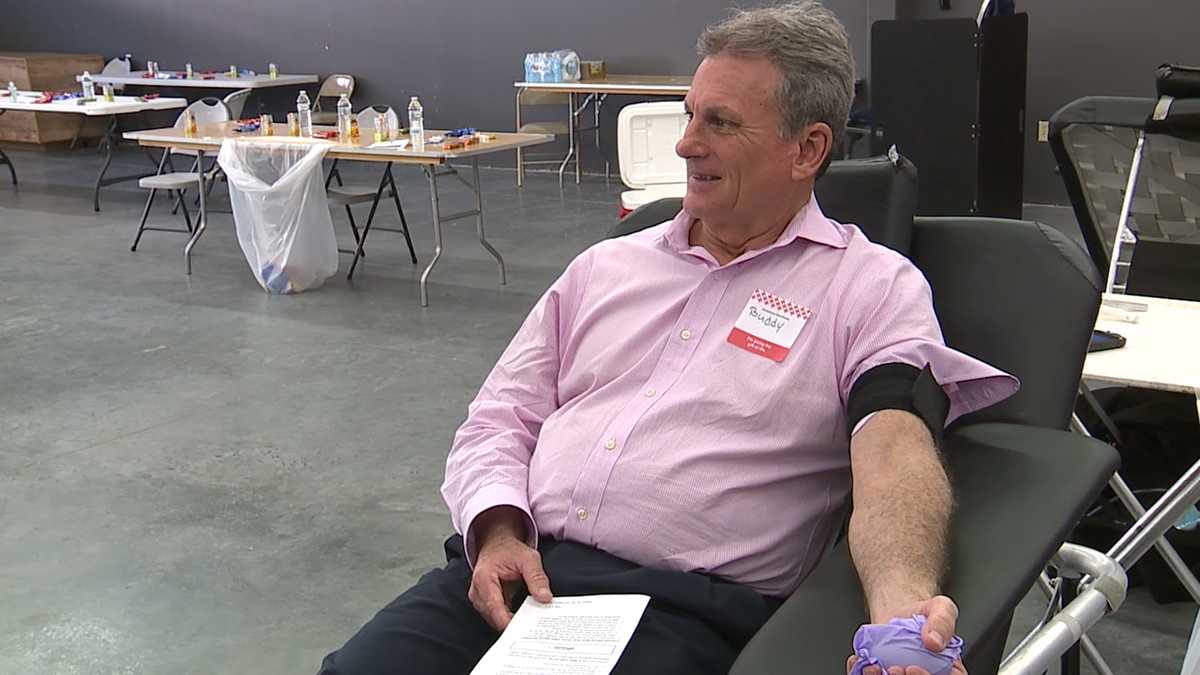 Congressman Buddy Carter donates blood during COVID19 outbreak