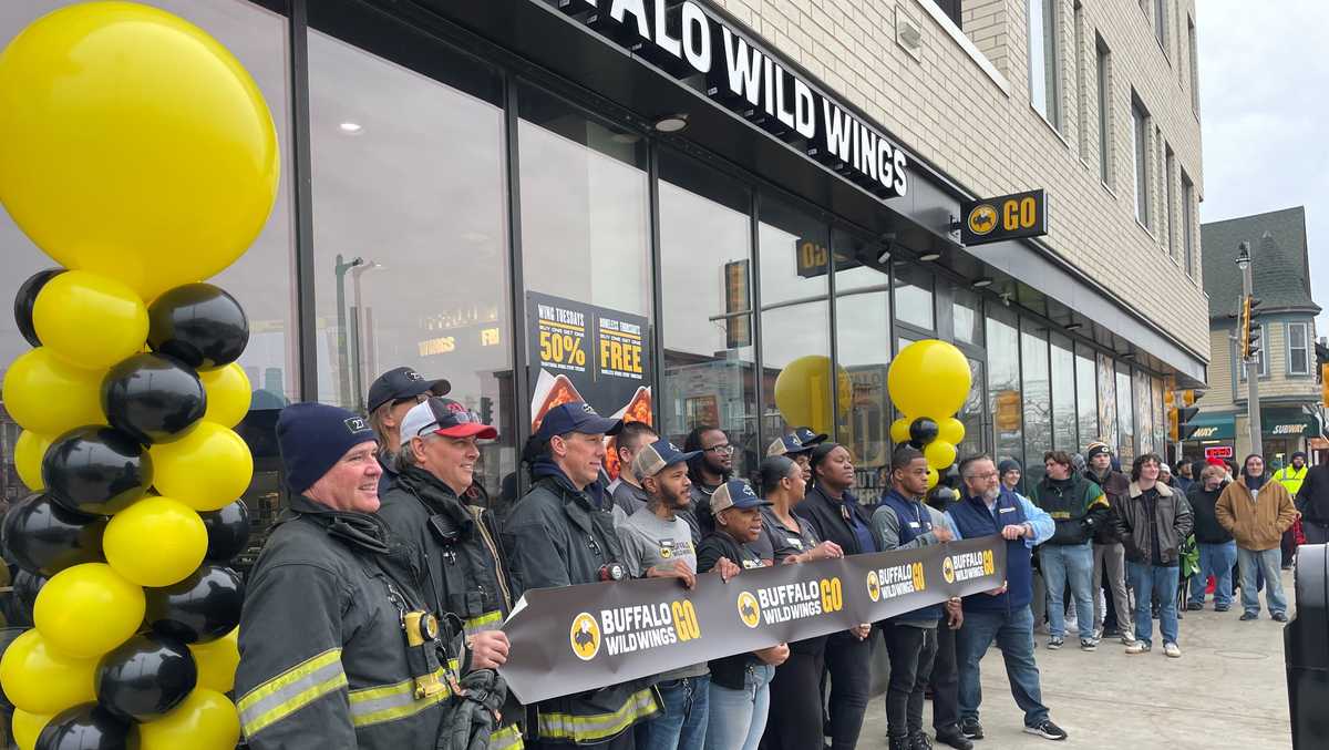 New Milwaukee Buffalo Wild Wings location gives free wings for a year