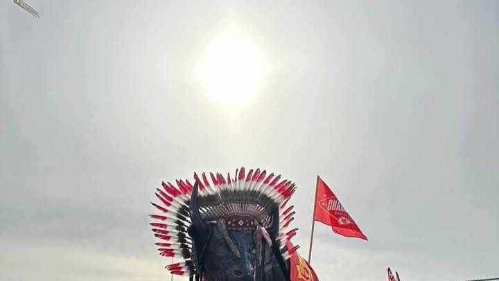 Kansas City couple gives buffalo statue a special Chiefs makeover, takes it to Arrowhead to tailgate