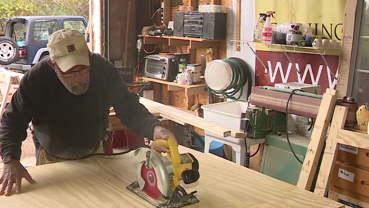 Peek inside work to build floats for America's Hometown Thanksgiving Parade