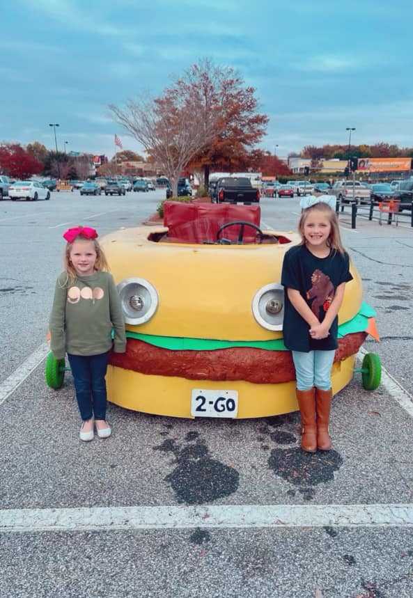 kids in front of burger car