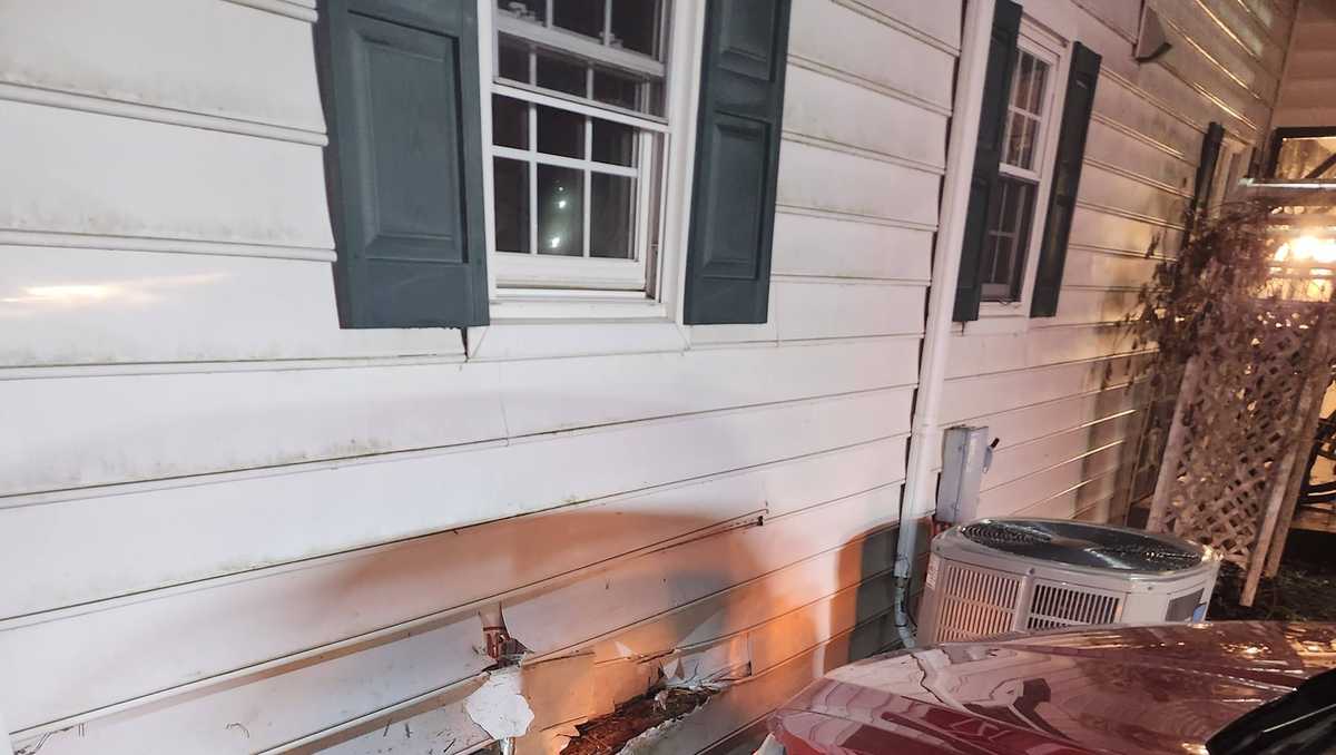 Car crashes into home, causes gas leak in Ephrata
