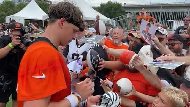 Watch: Joe Burrow stops autographs to help kids in crowd