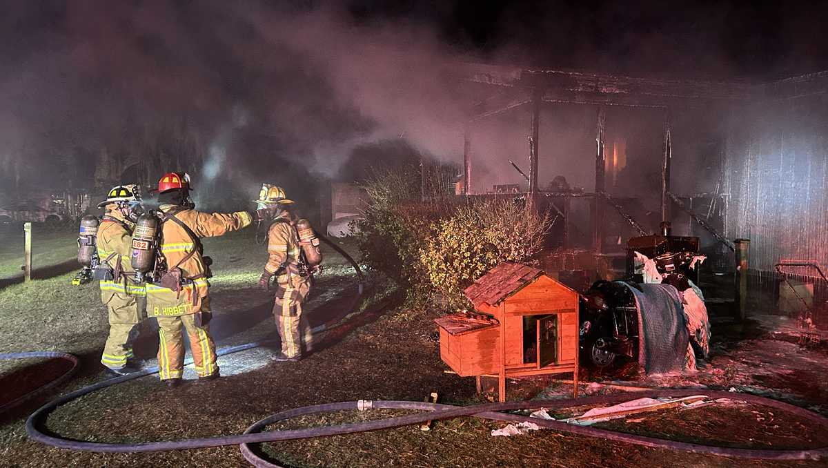 Two injured in early-morning mobile home fire in Beaufort - WJCL