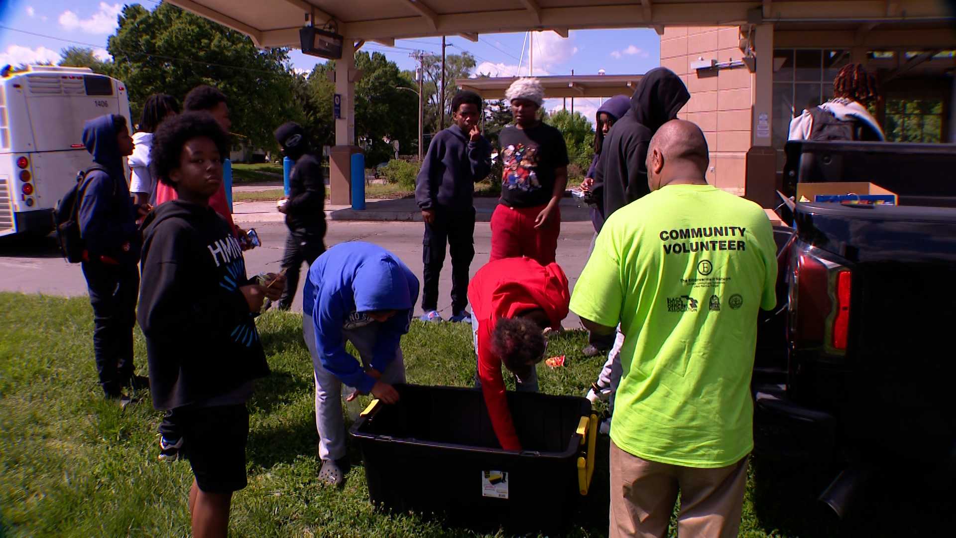 Omaha police, community advocates send kids off to summer break - Vimarsana News