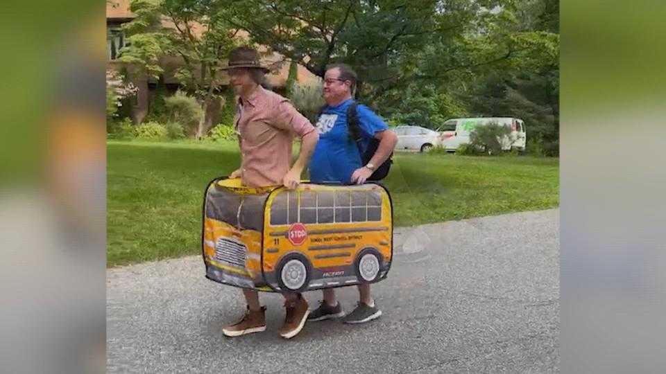 'Bus Stop Pops' in costume make school exciting for children - Vimarsana News