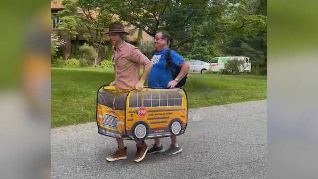 'Bus Stop Pops' in costume make school exciting for children - Vimarsana News