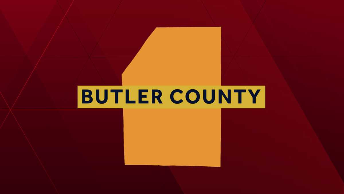 2 dead after car crashes into tree, catches fire in Butler County