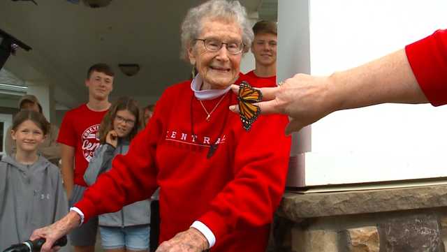 99-year-old woman helps monarch butterflies migrate to Mexico - Vimarsana News