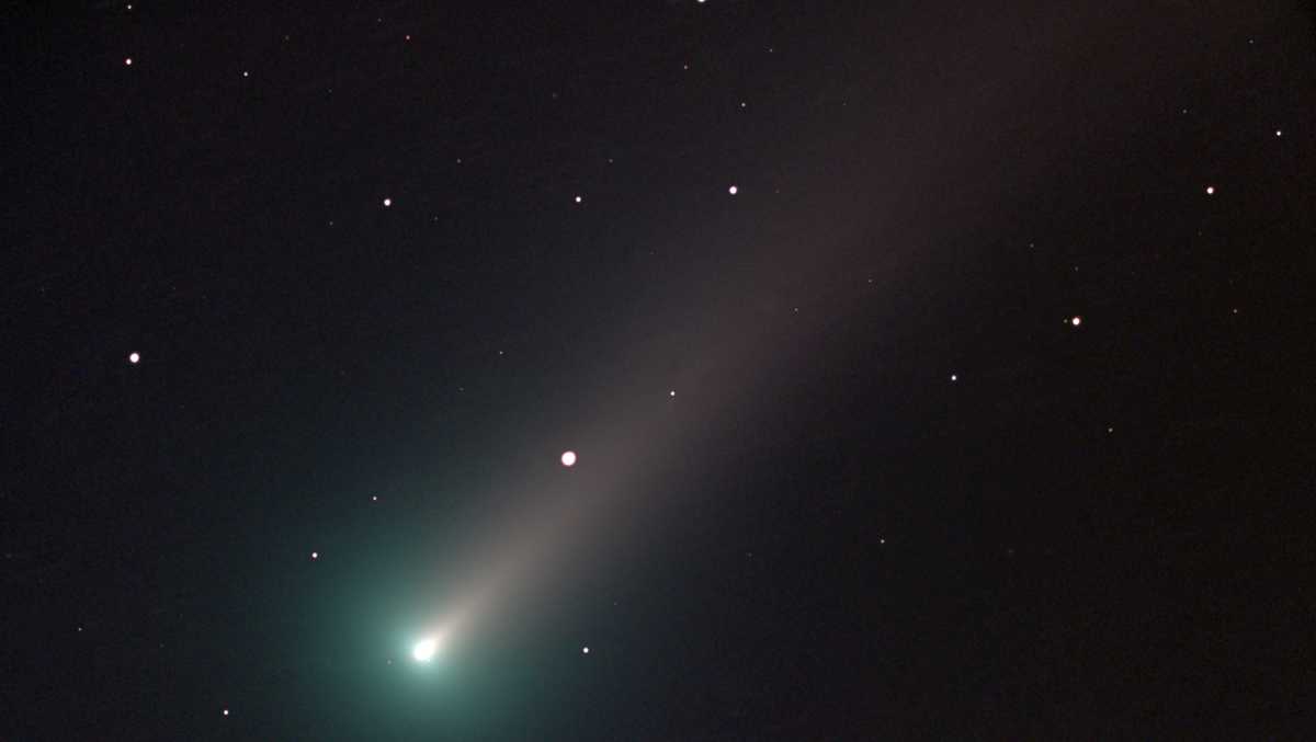 Sao chổi Leonard xuất hiện trên bầu trời buổi sáng New Hampshire