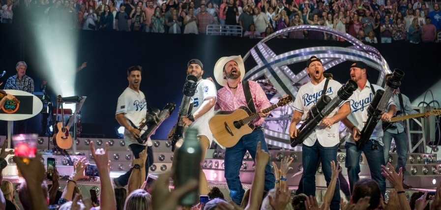 Kansas City Royals take the stage with Garth Brooks at Sprint Center