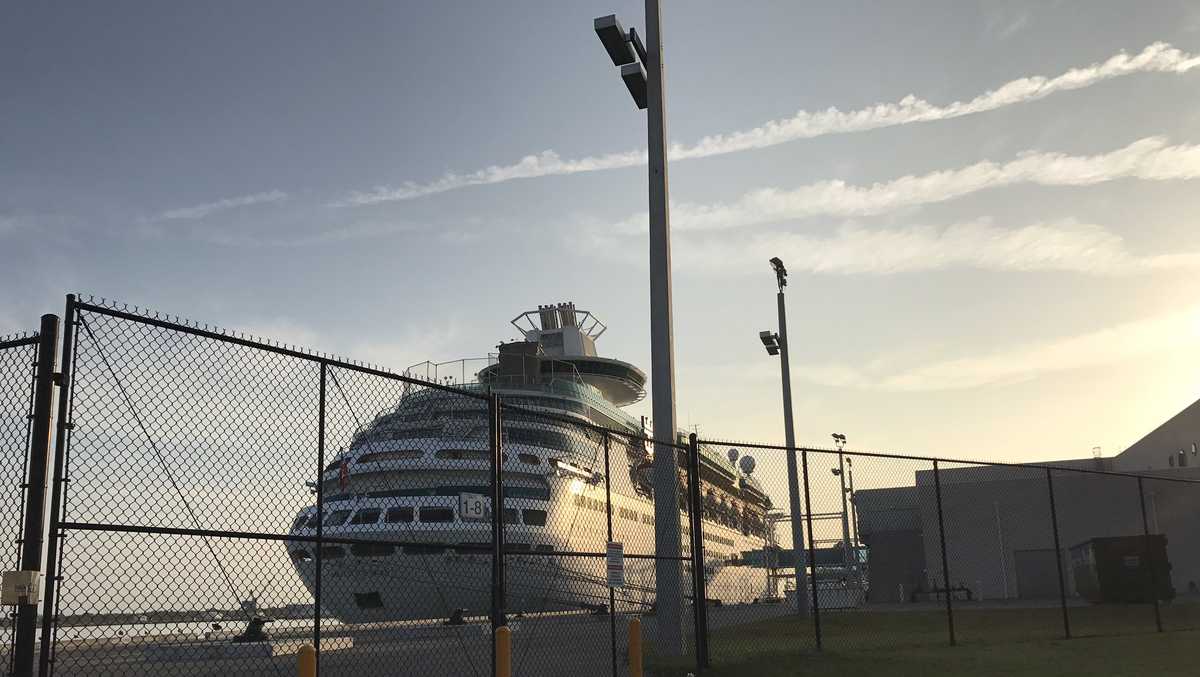 cruise ship stuck in port