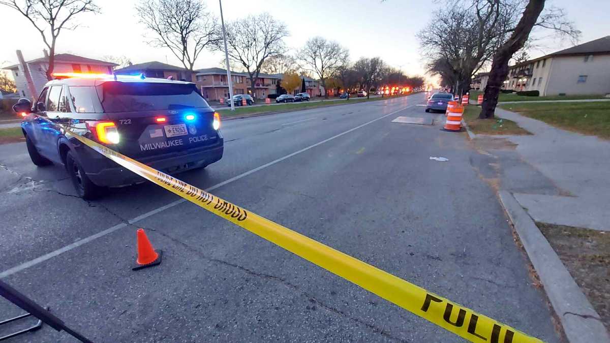 SUV crashes into tree in Milwaukee, 2 adults dead