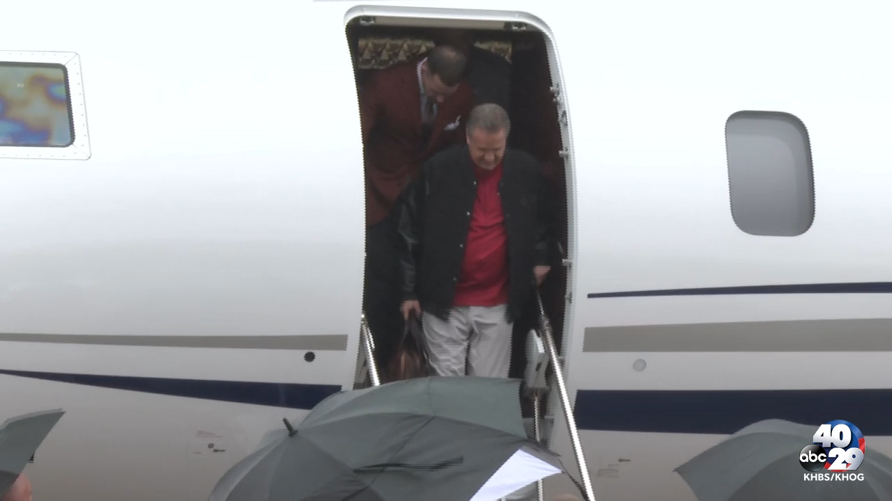VIDEO: John Calipari arrives in Fayetteville - Vimarsana News