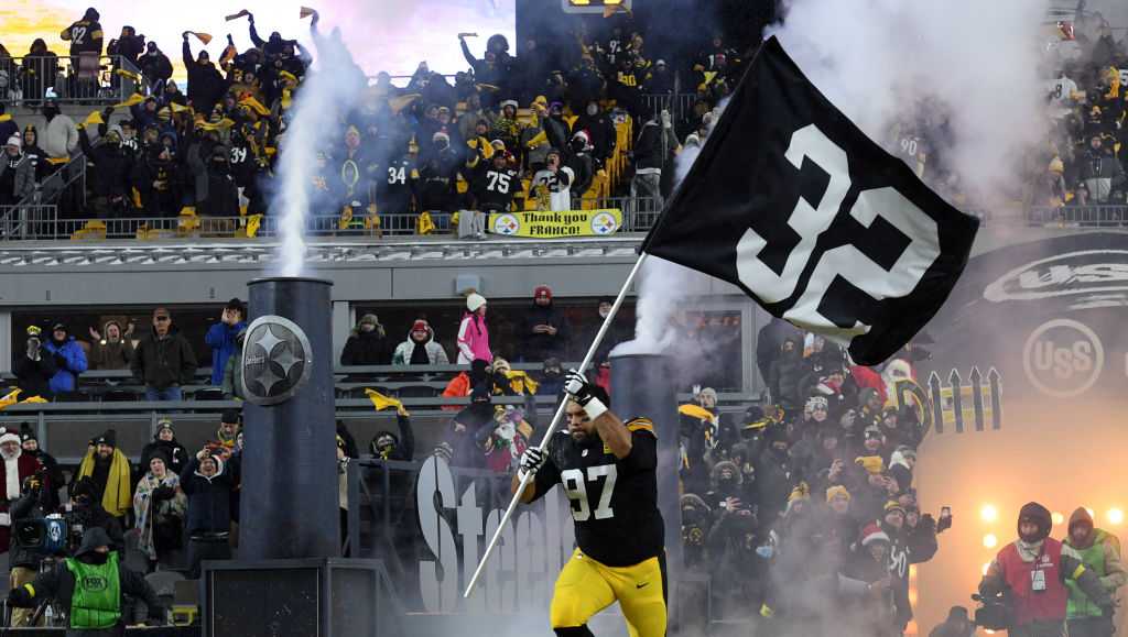 Steelers honor Franco Harris by rallying past Raiders 13-10