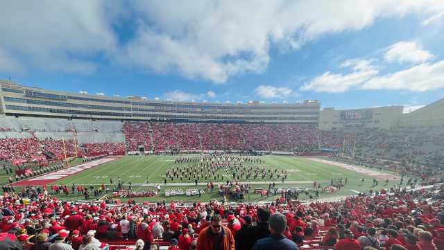 Wisconsin dominates Iowa in Big Ten rivalry game, wins 27-7 - Vimarsana News