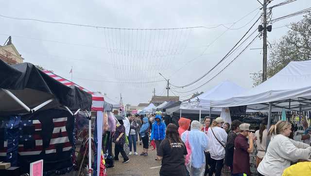 Gloomy weather didn't keep shoppers from the Canton Flea Market - Vimarsana News