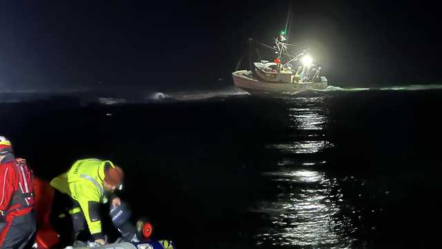 Four rescued from fishing boat run aground in Cape Elizabeth - Vimarsana News