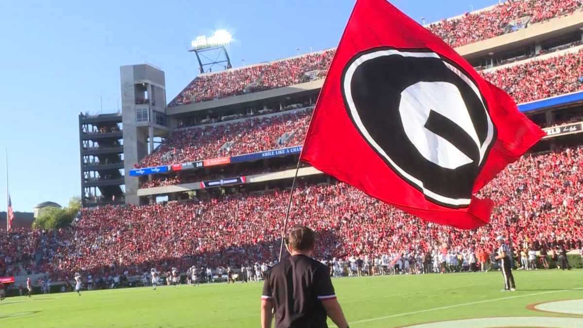 Beck throws and runs for TDs to launch new era as No. 1 Georgia