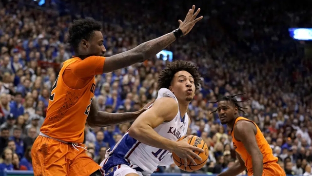 No. 4 Kansas rallies from 15 down to beat Oklahoma St 69-67 - Vimarsana News