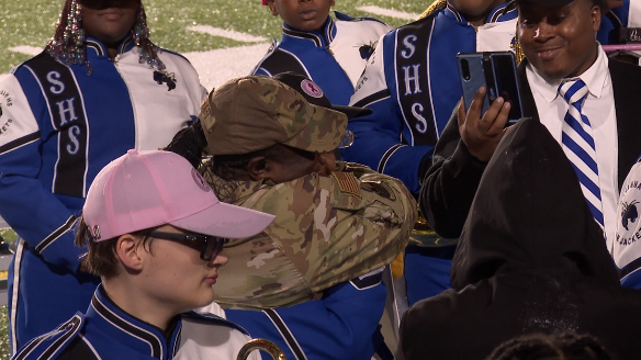 Savannah: Military mom surprises daughter at football game - Vimarsana News
