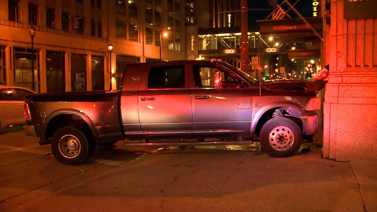 Truck crashes into downtown Milwaukee building – WISN Milwaukee