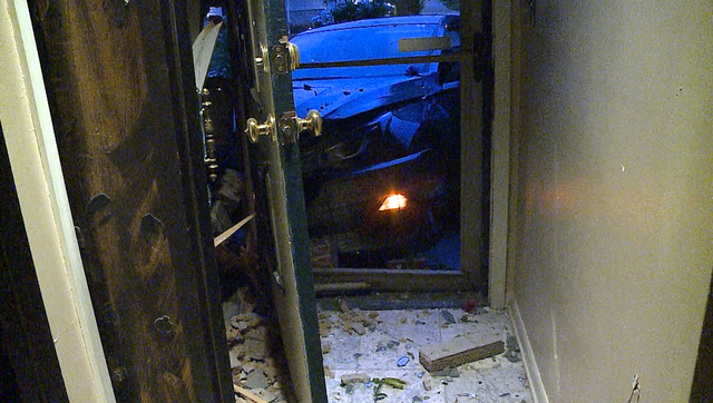 Car crashes into Omaha house - Vimarsana News