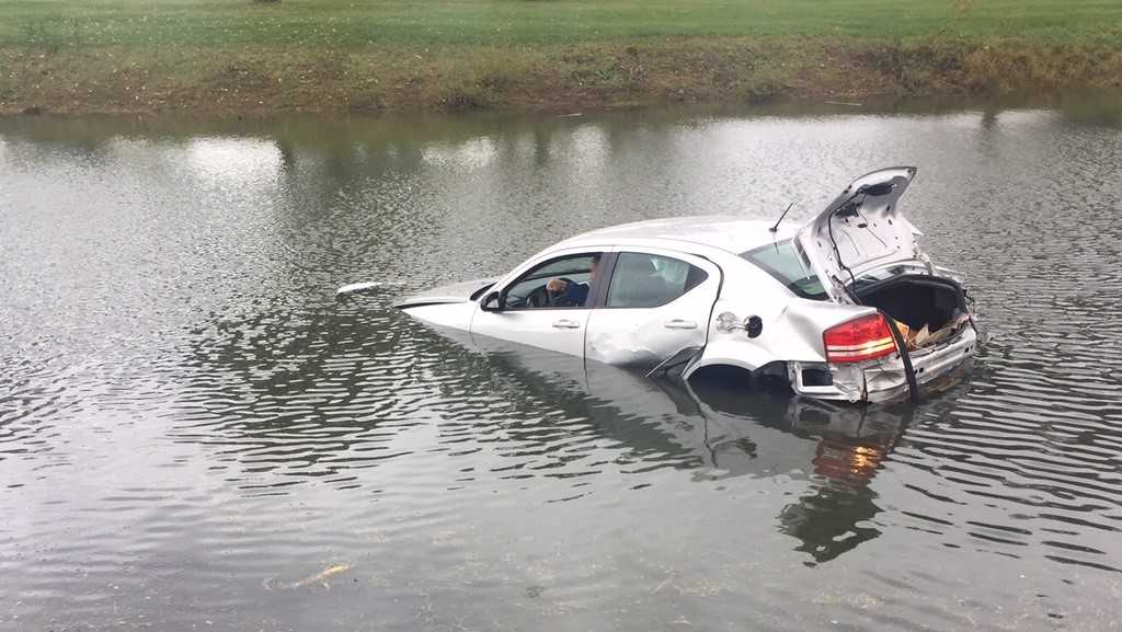 Man rescued from car after driving into Warren Co. pond