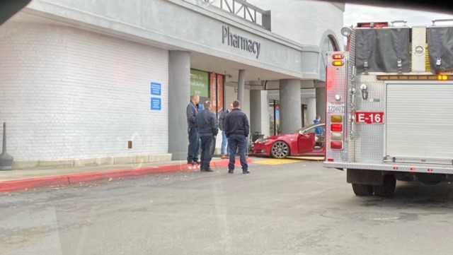 El conductor de Tesla choca con el puesto de Girl Scouts en Walmart en Granite Bay, arrestado bajo sospecha de conducir bajo la influencia