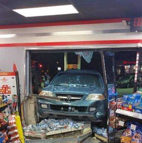 Car crashes into convenient store in Port St. Lucie