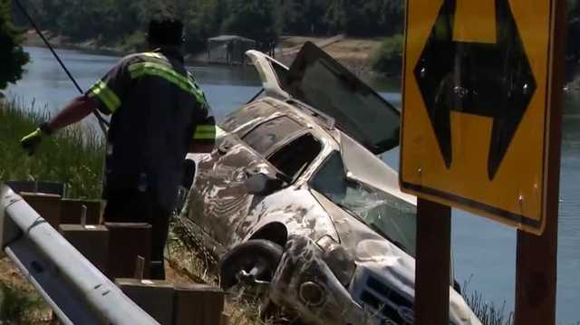 At least a dozen vehicles found submerged in Sacramento River - Vimarsana News