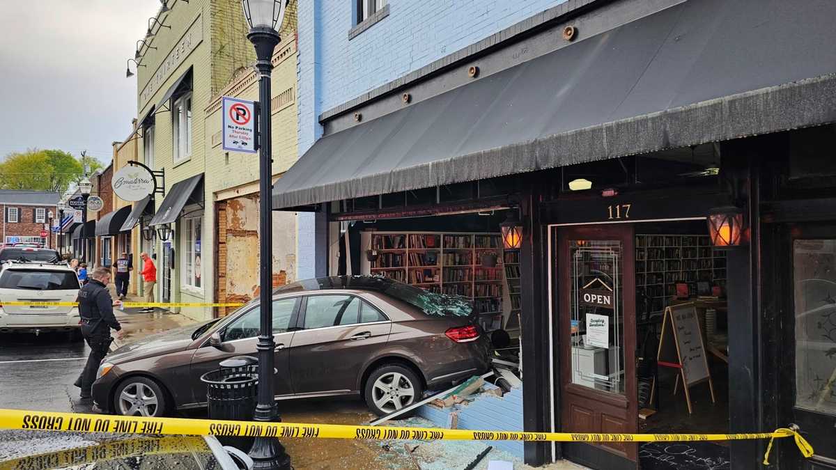 South Carolina Car rams into building in downtown Seneca