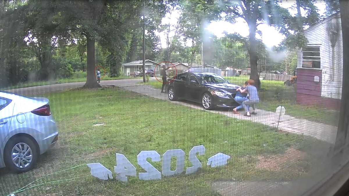 JPD identifies 2 people of interest in an armed carjacking that was caught on camera