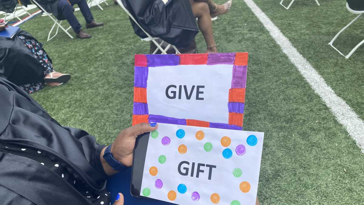 Commencement speaker gifts graduates 1,000 each, with a catch