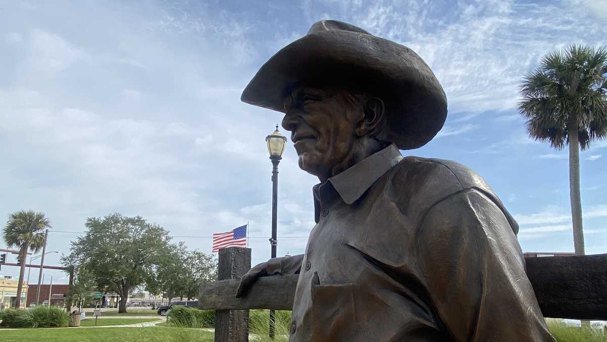 Bronze cattle drive sculpture in Florida getting golden reviews