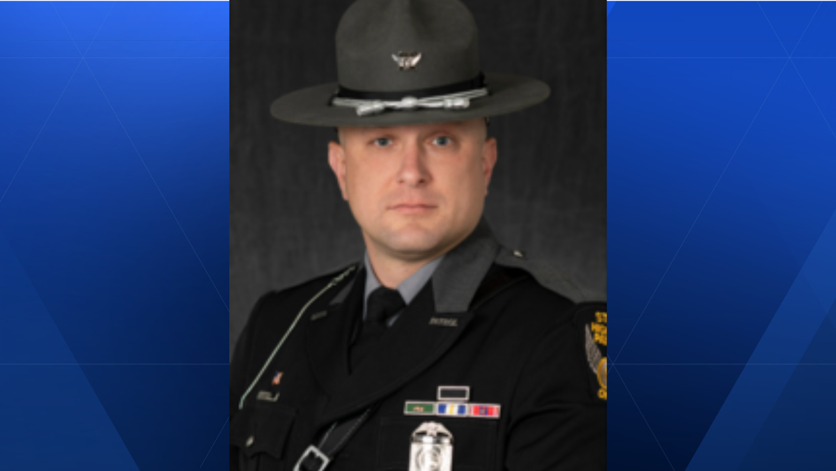 Ohio trooper struck, killed while assisting disabled semi along freeway