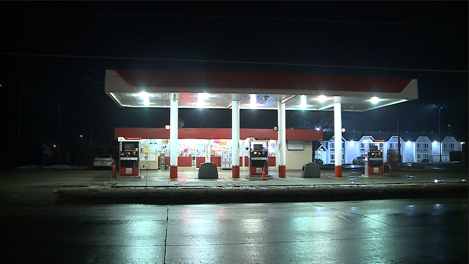 Man robs Council Bluffs gas station at gunpoint